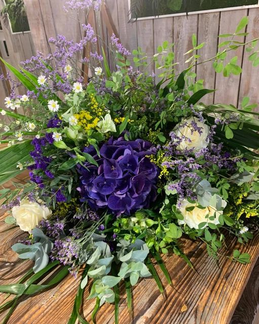 Bouquet champêtre composé de Fleurs Blanches et violettes - BY L'OTANTIQUE 