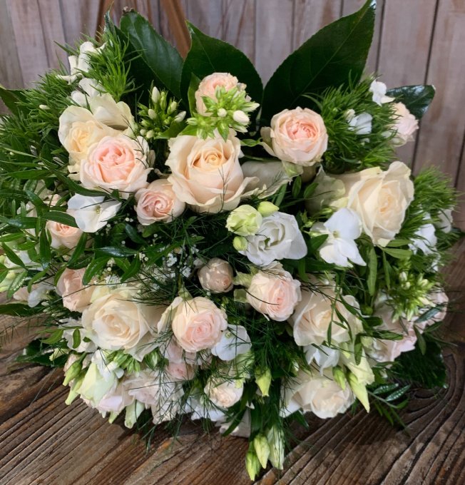 Bouquet de saison composé de Fleurs Blanches et Roses - BY L'OTANTIQUE 